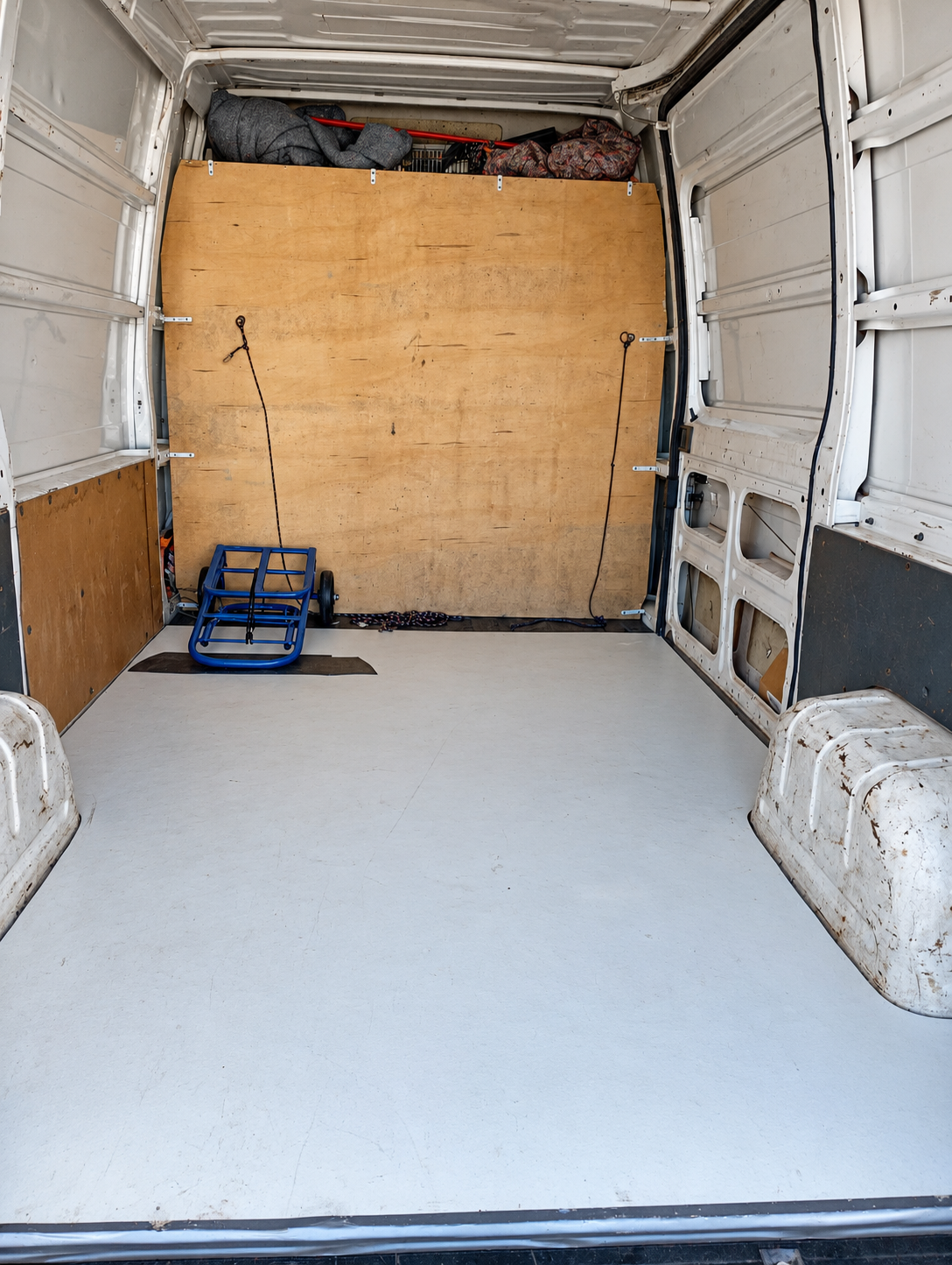 Espaço interno do furgão com carrinho de transporte